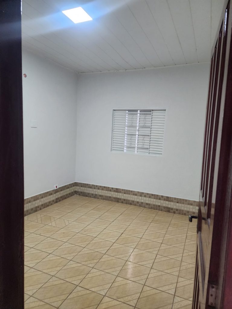 VENDE-SE OU ALUGA-SE CASA ESCRITURADA! NO SETOR 07, RUA MARECHAL RONDON – JARU/RO
