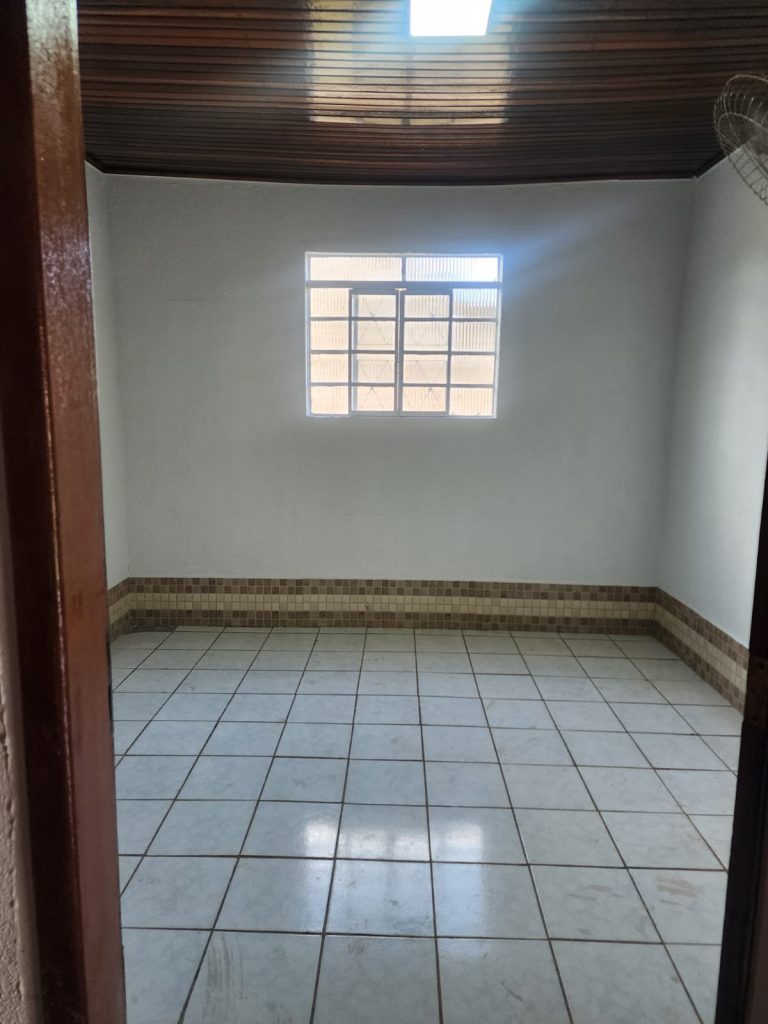 VENDE-SE OU ALUGA-SE CASA ESCRITURADA! NO SETOR 07, RUA MARECHAL RONDON – JARU/RO