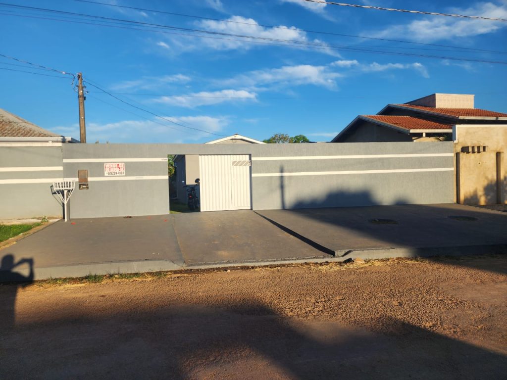 VENDE-SE OU ALUGA-SE CASA ESCRITURADA! NO SETOR 07, RUA MARECHAL RONDON – JARU/RO