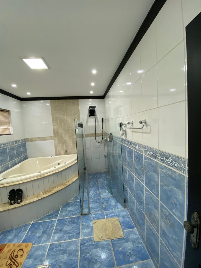 VENDE-SE CASA ESCRITURADA NA RUA PLÁCIDO DE CASTRO, SETOR 02 – JARU/RO