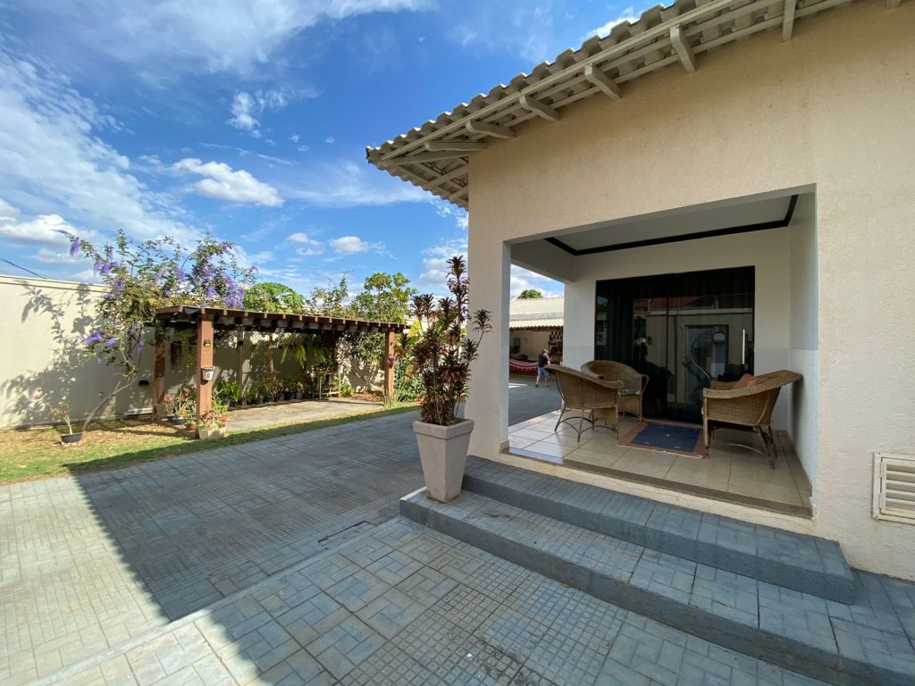 VENDE-SE CASA ESCRITURADA NA RUA PLÁCIDO DE CASTRO, SETOR 02 – JARU/RO