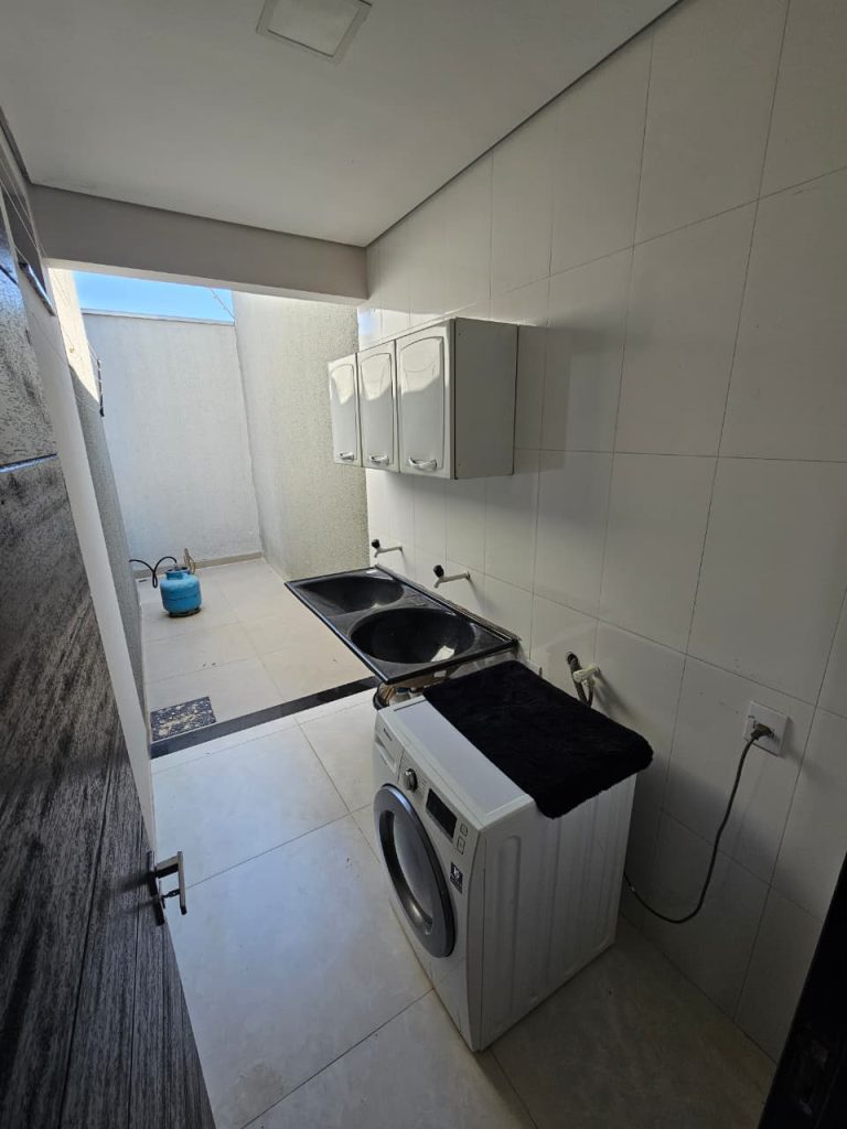 VENDE-SE CASA ESCRITURADA NA RUA YPÊ, SETOR 1/A – JARU/RO