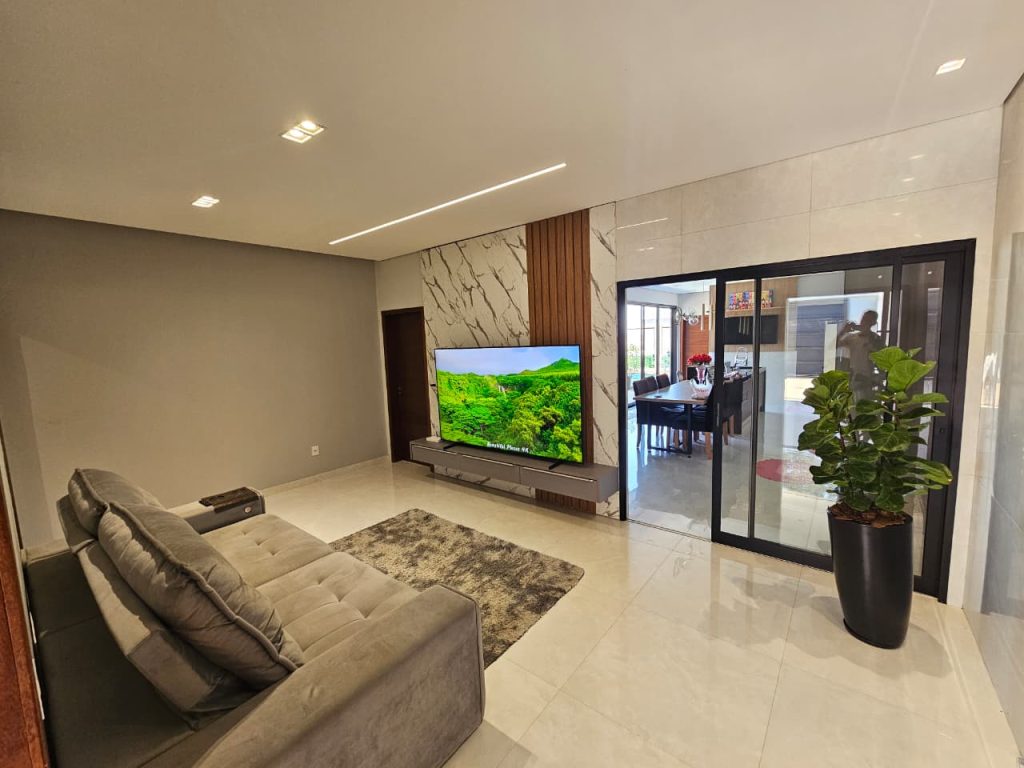 VENDE-SE CASA ESCRITURADA NA RUA YPÊ, SETOR 1/A – JARU/RO