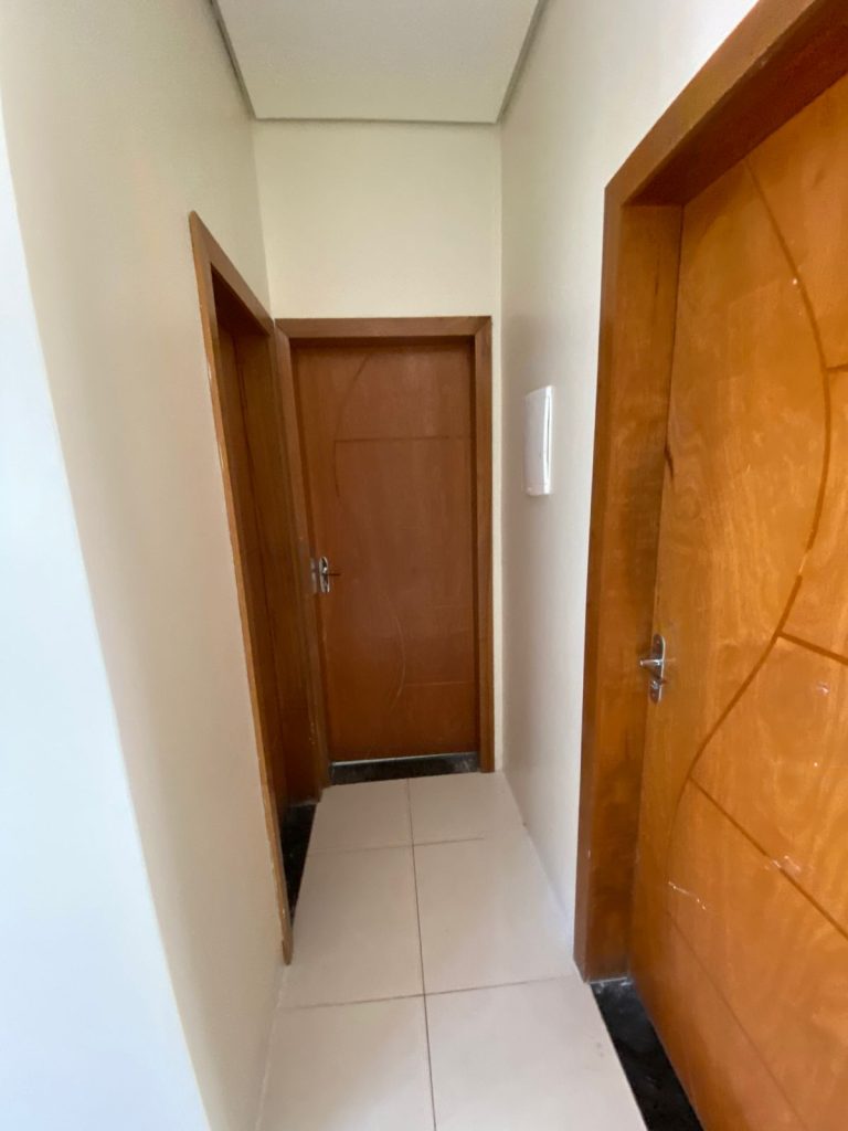 ALUGA-SE CASA NA RUA PRINCIPAL DO SAVANA PARK – JARU/RO