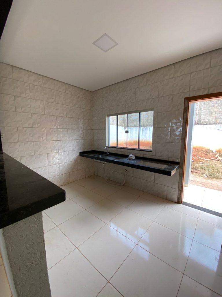 ALUGA-SE CASA NA RUA PRINCIPAL DO SAVANA PARK – JARU/RO