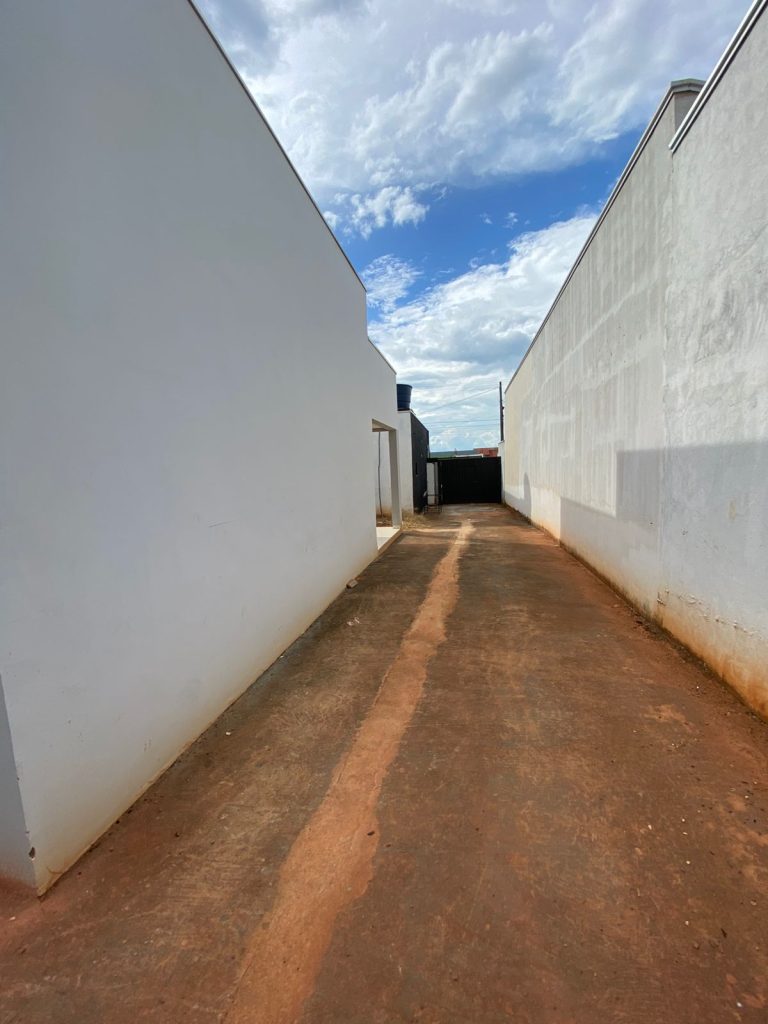 ALUGA-SE CASA NA RUA PRINCIPAL DO SAVANA PARK – JARU/RO