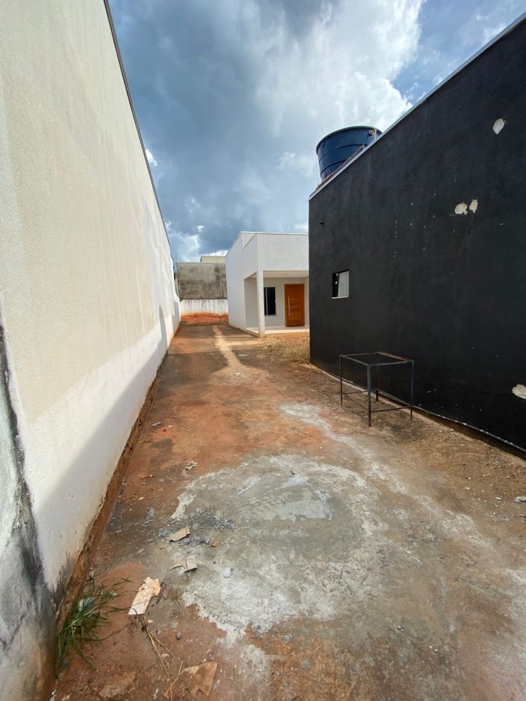 ALUGA-SE CASA NA RUA PRINCIPAL DO SAVANA PARK – JARU/RO