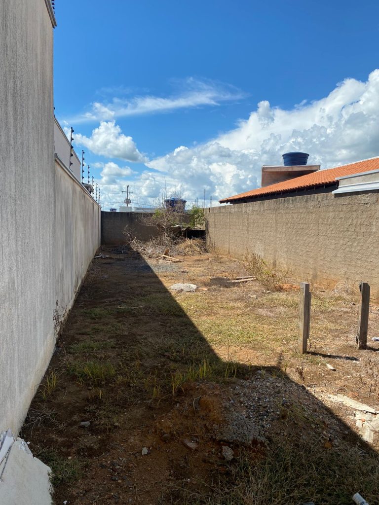 VENDE-SE TERRENO NA RUA FRANCISCO DE SÁ, SAVANA PARK – JARU/RO