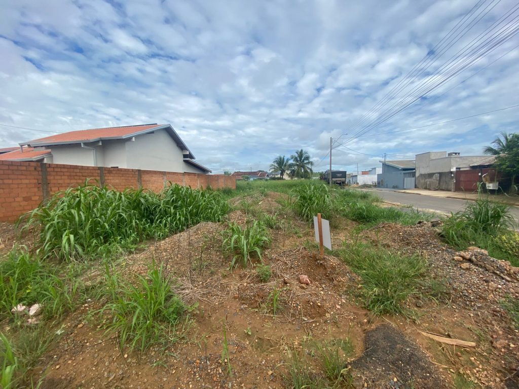 VENDE-SE TERRENO NA AV. DIVA ALMEIDA DA SILVA, JARDIM MORUMBI – JARU/RO