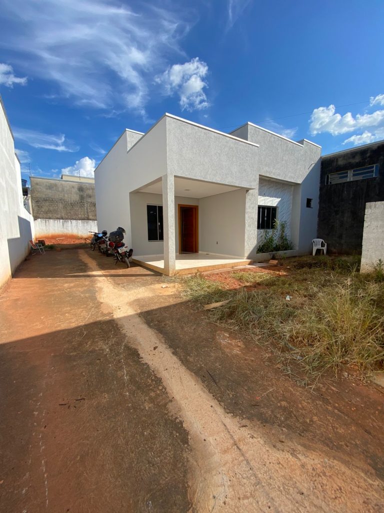 ALUGA-SE CASA NA RUA PRINCIPAL DO SAVANA PARK – JARU/RO