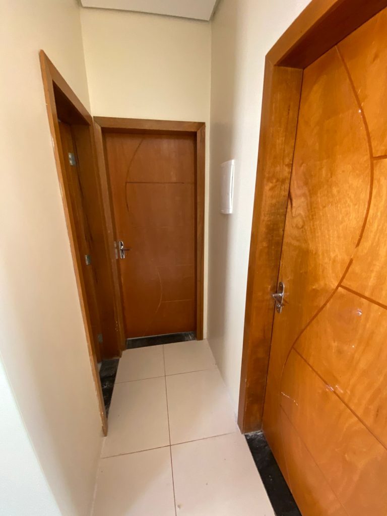 ALUGA-SE CASA NA RUA PRINCIPAL DO SAVANA PARK – JARU/RO
