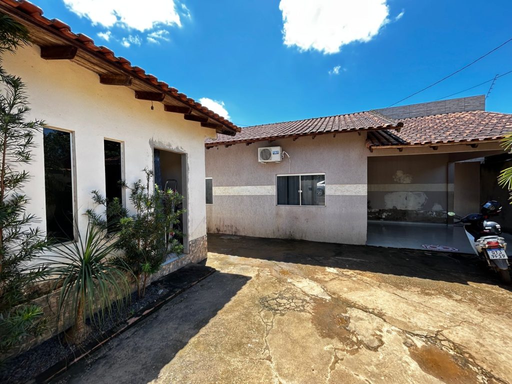 VENDE-SE CASA NA RUA SEBASTIAO CABRAL DE SOUZA, SETOR 04 – JARU/RO